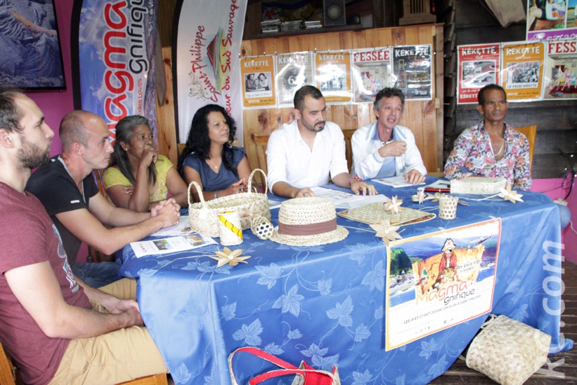 Conférence de presse de présentation de Magmagnifique, avec Maxime Berthon, Emmanuel Mézino, Maryline Calogine , conseillère municipale, Cécile Collet, 1ère adjointe au maire de Saint-Philippe, Laurent Collet, conseiller municipal, Aimé Lechnig, président de l'association des Commerçants et Artisans de Saint-Philippe et Honoré Dumont du restaurant la Case Volcan