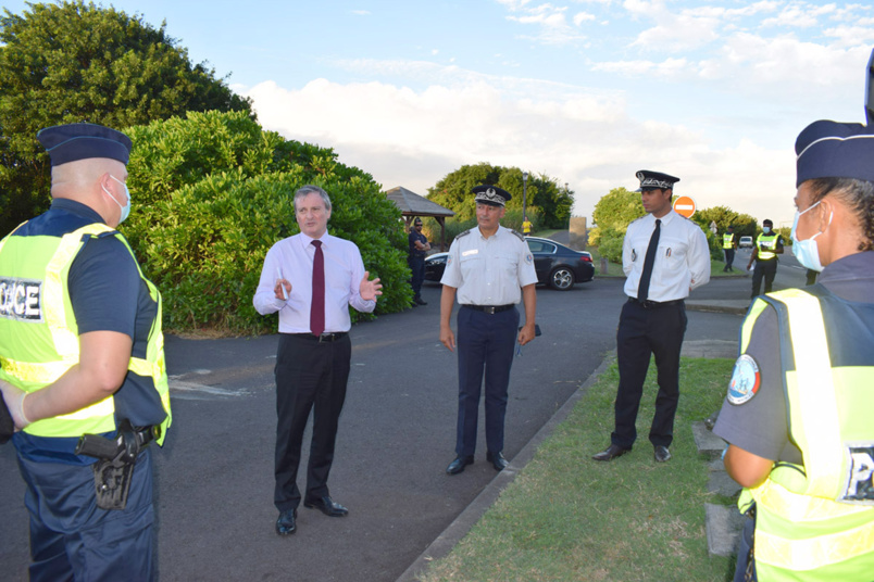 Jacques Billant, Préfet de La Réunion, est venu féliciter les policiers pour leur travail efficace...