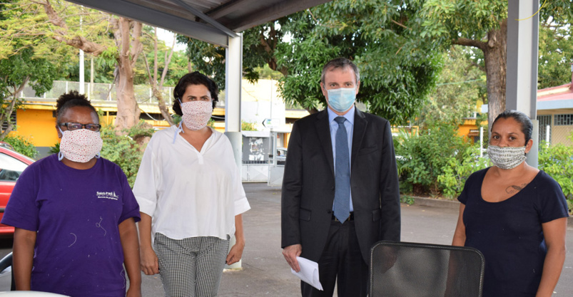 Jacques Billant, Préfet de La Réunion, avec Sylvie Bruno, directrice de TiTang Récup' (en blanc), et de deux confectionneuses de masques