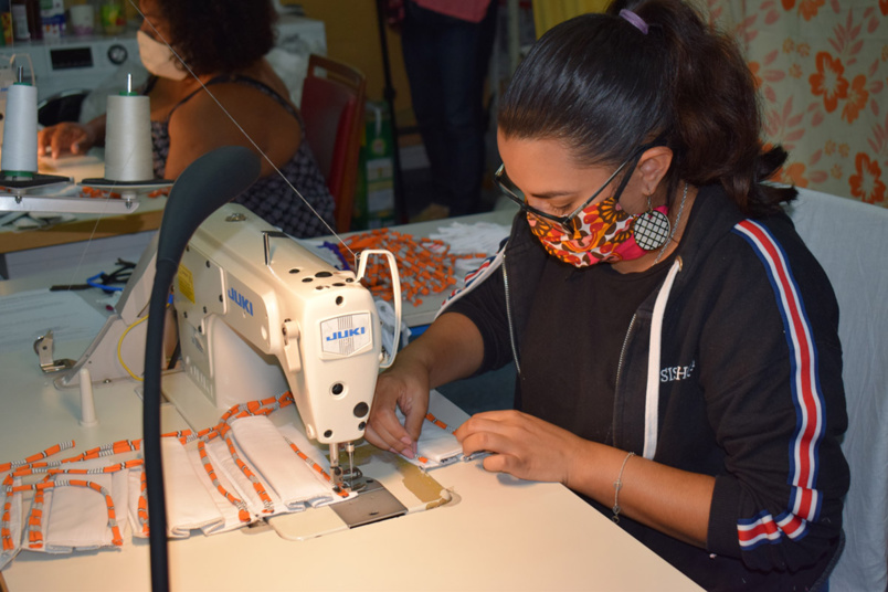 Confection de masques: le Préfet visite visite l’atelier de TiTang Récup’ 