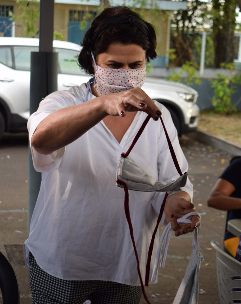 Confection de masques: le Préfet visite visite l’atelier de TiTang Récup’ 