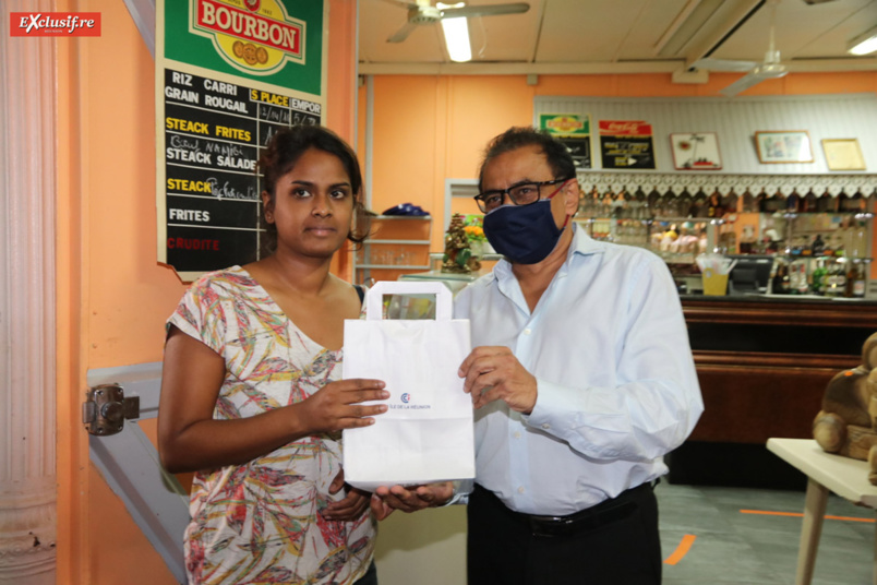 La CCIR distribue des masques aux commerçants du centre-ville de Saint-Denis