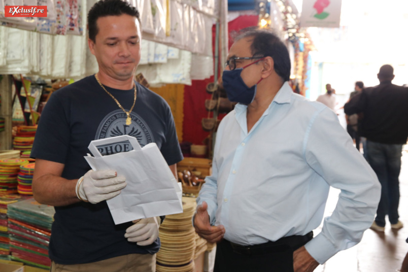 La CCIR distribue des masques aux commerçants du centre-ville de Saint-Denis