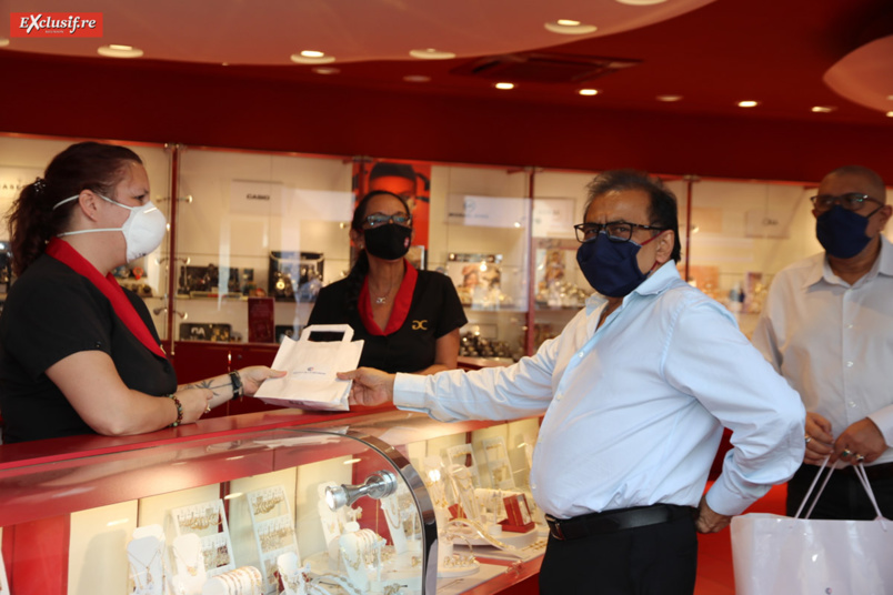 La CCIR distribue des masques aux commerçants du centre-ville de Saint-Denis