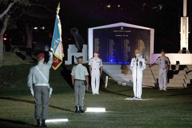 La cérémonie était présidée par le général Yves Métayer, commandant des FAZSOI