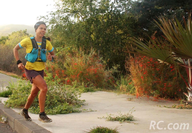 Une fleur parmi les fleurs. Fleur Santos Da Silva se dirige victorieusement vers la ligne d'arrivée, avec un titre de championne de La Réunion de trail long