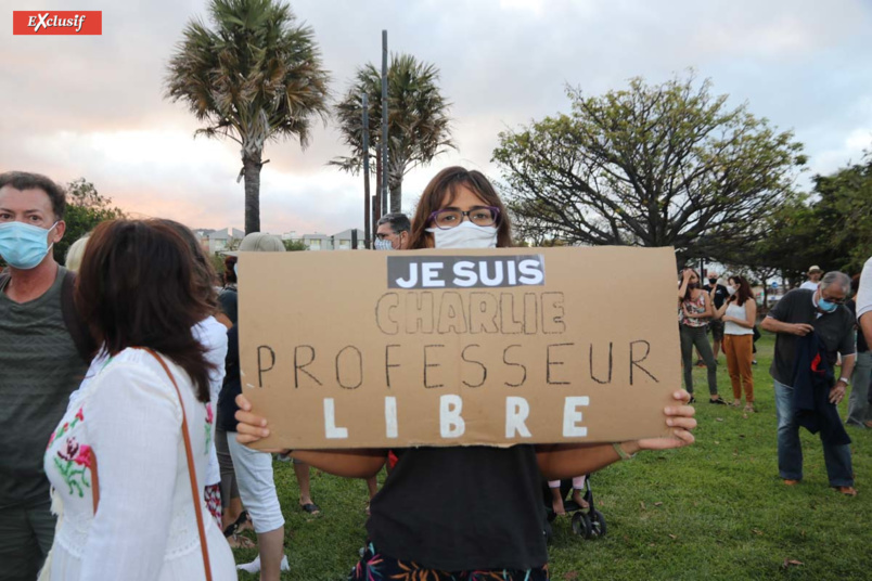 Hommage au professeur décapité sur le Parvis des Droit de l'Homme