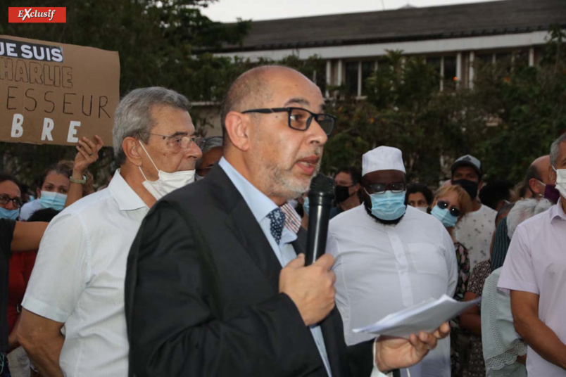 Hommage au professeur décapité sur le Parvis des Droit de l'Homme