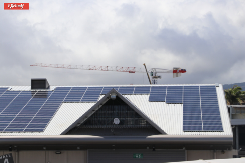 Des panneaux solaires sur le toit du Parc des Expositions de la Nordev