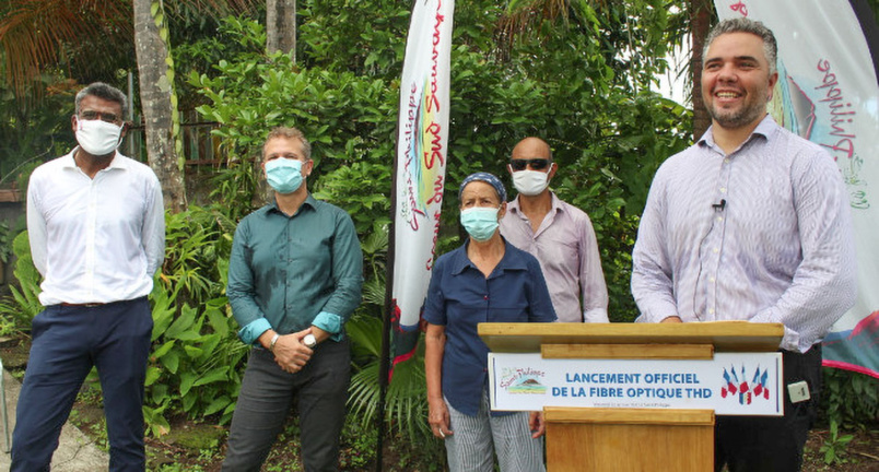 Au pupitre Vincent Payet, président de La Réunion THD et vice-président de Région, entouré des officiels pour le lancement du THD à Saint-Philippe