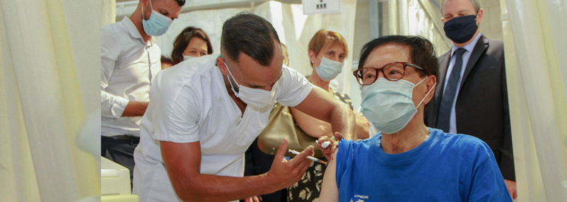 Centre anti-Covid du Tampon: le maire André Thien Ah Koon s'est fait vacciner