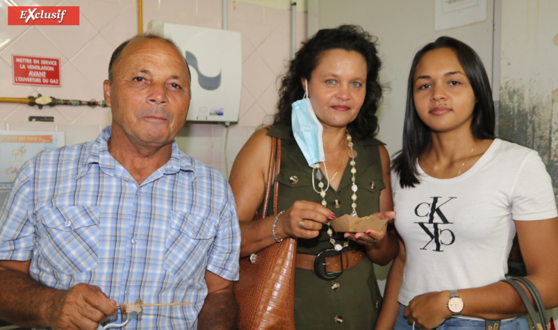 Lucie, apprentie opticienne, avec ses parents, venus du Tampon pour la soutenir