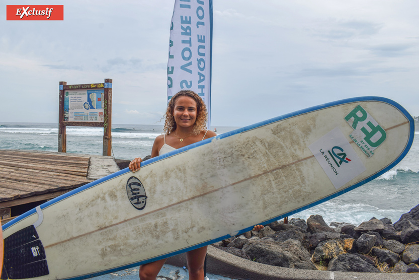 Alice Lemoigne, championne du monde de longboard, surfe avec le Crédit Agricole