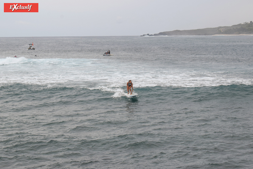 Alice Lemoigne, championne du monde de longboard, surfe avec le Crédit Agricole