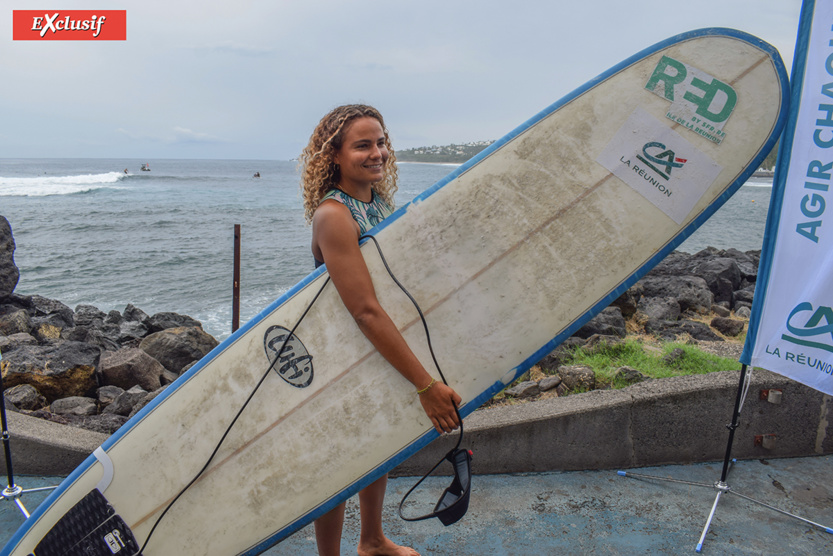 Alice Lemoigne, championne du monde de longboard, surfe avec le Crédit Agricole