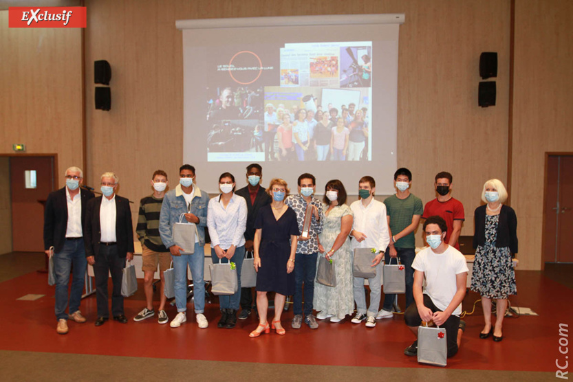 Les personnalités, les encadrants et les participants du Lycée Roland Garros qui ont obtenu le Trophée du film scientifique court métrage 2021