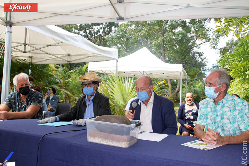 A la table de conférence: Olivier Coton, président de Palmeraie-Union, André Thien Ah Koon, Charles-Emile Gonthier et Thierry Hubert