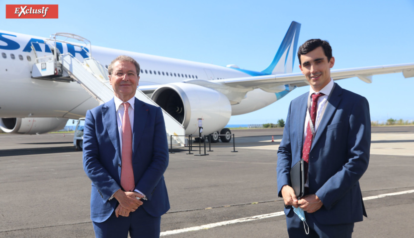 Pascal de Izaguirre, PDG de Corsair, et Jules Perreau, directeur régional de Corsair, devant l'A330neo