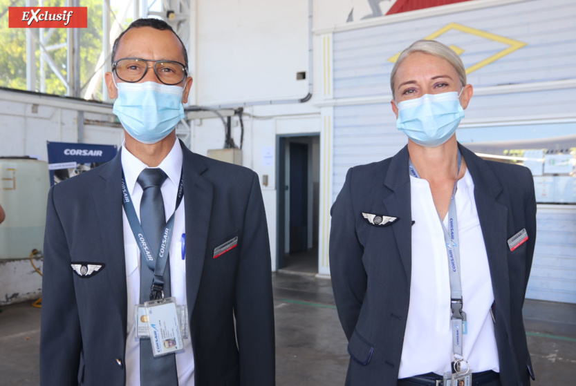 Le chef de cabine et l'hôtesse de l'air