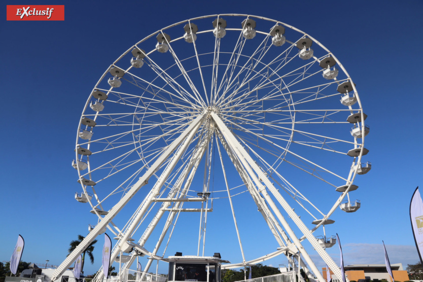 La Grande Roue, installée sur le promontoire de la Trinité à Montgaillard, domine la ville