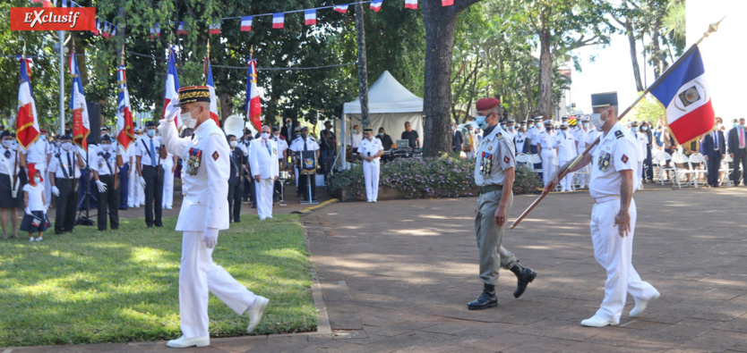 Revue des troupes par le général Métayer