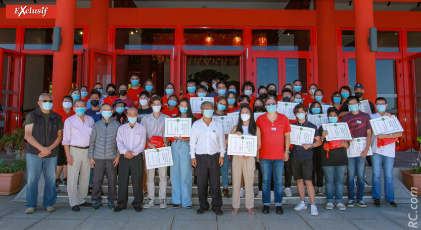 Remise des diplômes-souvenirs aux bacheliers qui ont planté un arbre dans le Bois de Wuwei sur le site de Guandi à Saint-Pierre