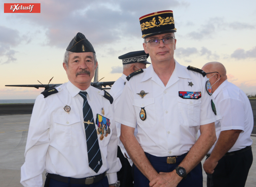 Jacques Laravine, vice-président de l'association des Amis de la Gendarmerie, et le général Pierre Poty, commandant de la Gendarmerie à La Réunion