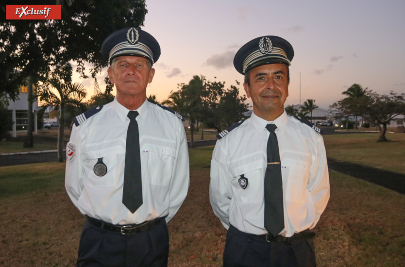 Serge Faustin (à droite), directeur départemental adjoint de la PAF (Police de l'Air et des Frontières), et un collègue