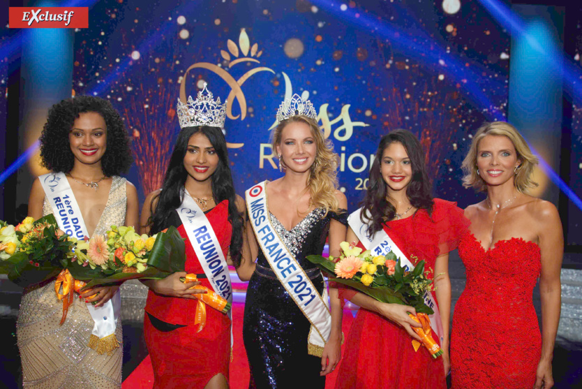 Tatiana Faubourg, 1ère dauphine, Dana Virin, Miss Réunion 2021, Amandine Petit, Miss France 2021, Aurore Payet, 2ème dauphine, et Sylvie Tellier, directrice générale Société Miss France