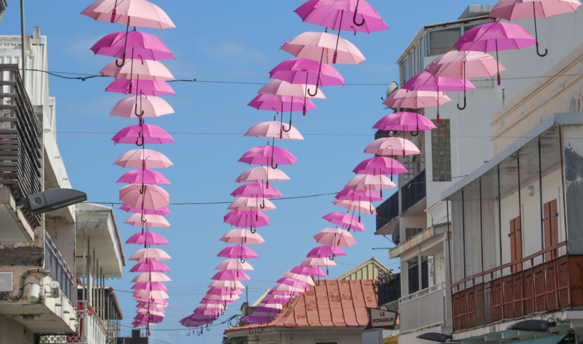 Des parasols roses ornent certaines rues de Saint-Denis