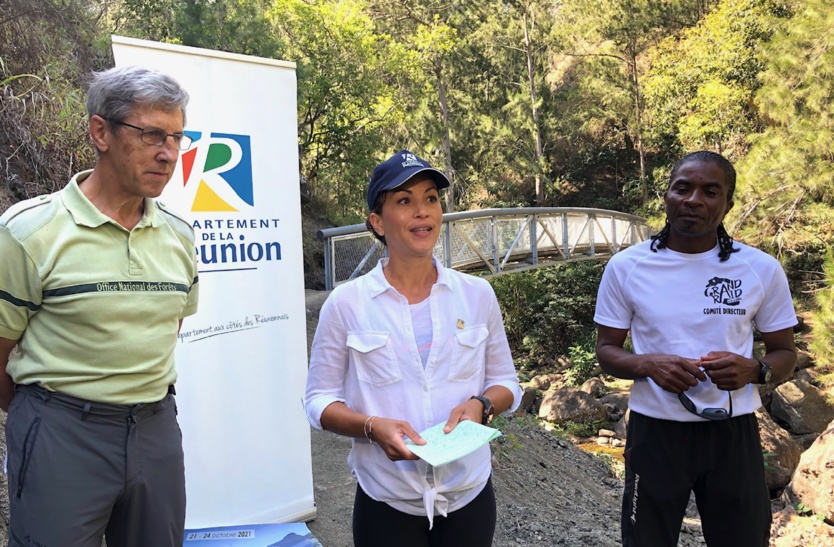 Bernard Labrosse, référent chantiers à l'ONF, Valérie Rivière, conseillère départementale, et Eric Domitien, vice-président de l'association Grand Raid