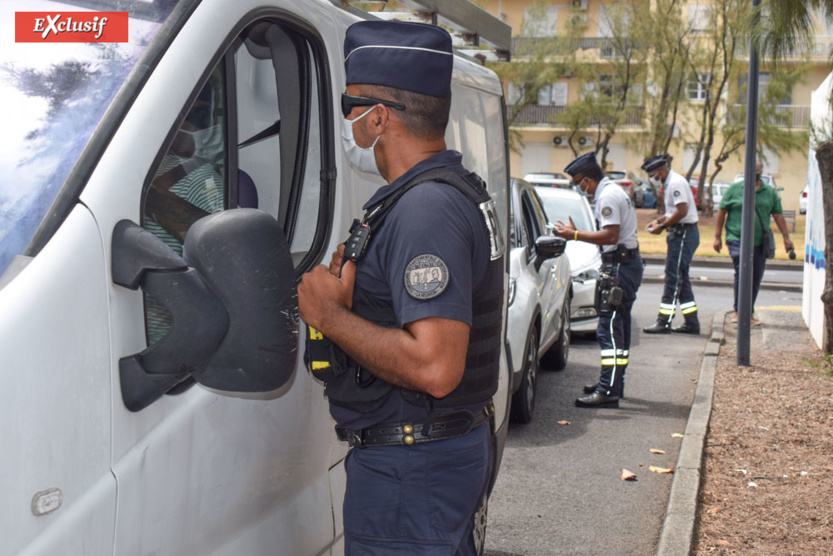 Distribution de kits d'éthylotests par les policiers