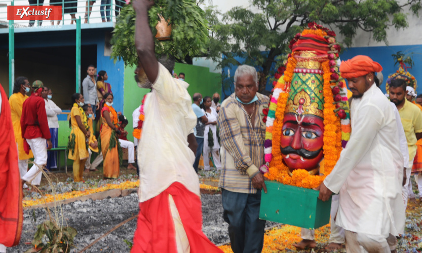 Marche sur le feu au temple tamoul du Chaudron: photos