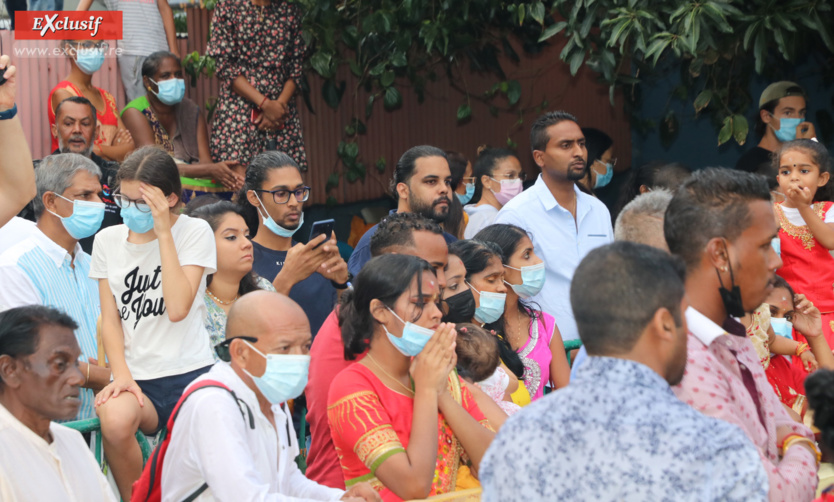 Marche sur le feu au temple tamoul du Chaudron: photos