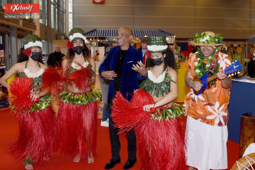 Francky Vincent et les jolies Tahitiennes de Aloha Tahiti