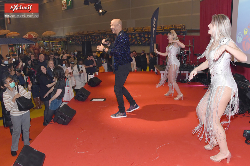 Et il a mis l'ambiance avec ses danseuses