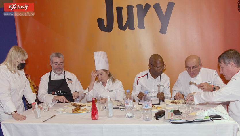 Première épreuve : le jury goûte les plats sous l'oeil de sa présidente, Ghislaine Arabian.