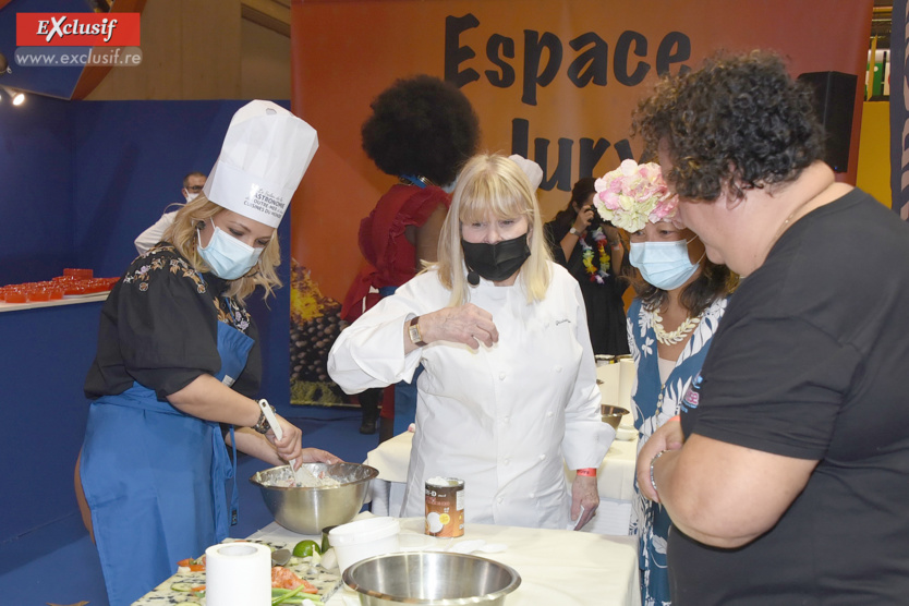 Séverine Ferrer, sous l'oeil de Ghislaine Arabian et de la Tahitienne concurrente au Trophée Babette