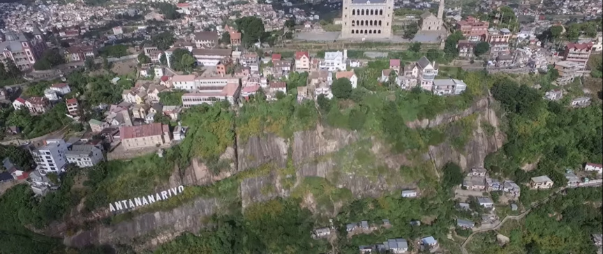 Actuellement, Air Austral n'a droit qu'à deux vols par semaine vers Antananarivo, insuffisants face à la demande