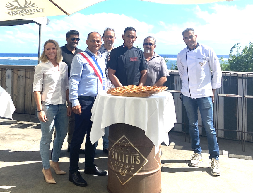 Emmanuel Séraphin avec ls membres du jury: Laure Fridmann, Christian Virassamy Mace, Thierry Kasprowicz, Laurent Encatassamy, Alexandre Bègue, et Thierry Gourreau