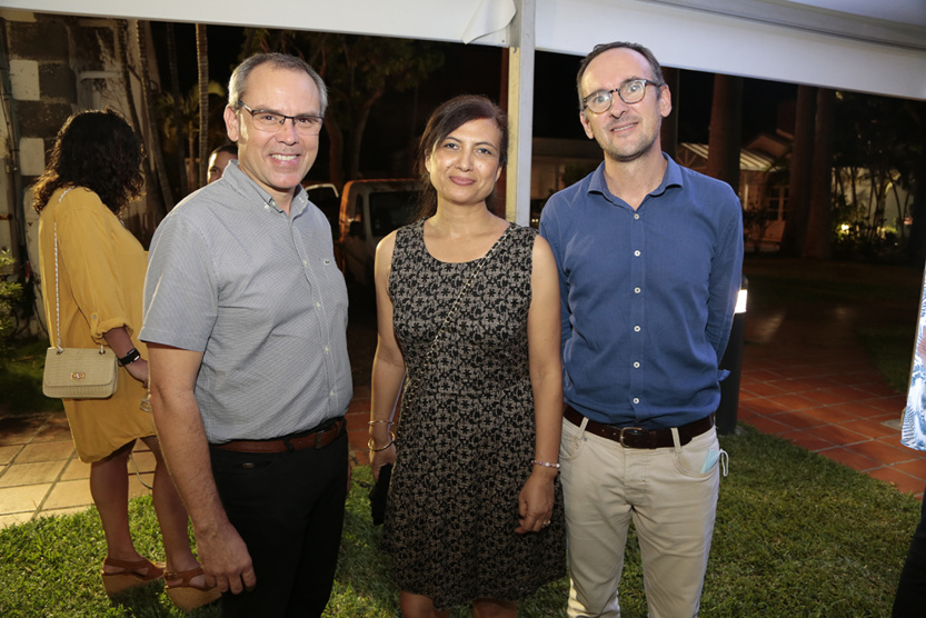 Serge Hoarau, Patricia Arnoux, exposante produits cosmétiques, et Guillaume Charlat