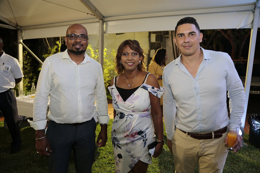 René Sotaca, conseiller départemental de Sainte-Suzanne, Lynda Savaranin, responsable services protocole et accueil au cabinet du Département, et Bruno Robert, conseiller départemental de Saint-Benoît