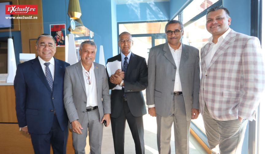 Donald Payen, Younous Ravate, Salim Joomun, Zakaria Omarjee, directeur d'Air Mauritius Réunion, et Arvind Bundhun