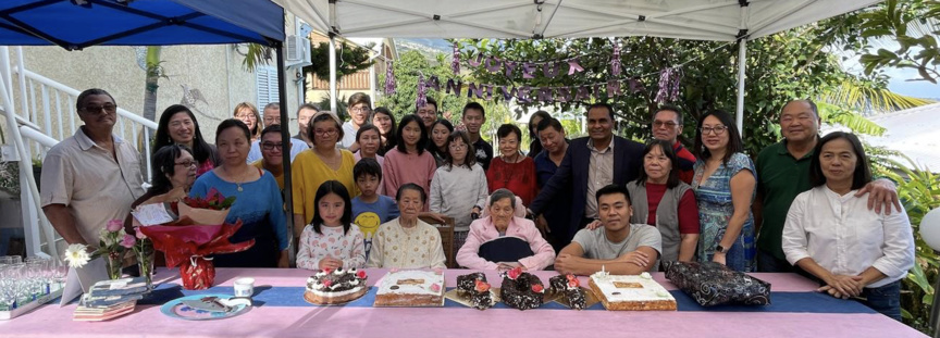 Avec une grande partie des membres de sa famille et le maire de Saint-Leu