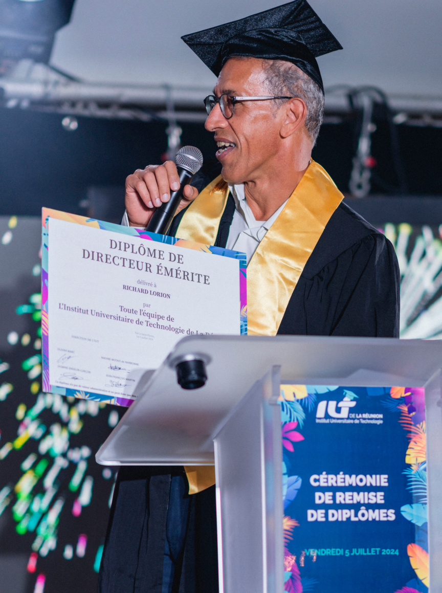 Richard Lorion a eu droit aussi à un diplôme, celui de directeur émérite de l'IUT Réunion!