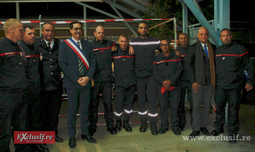 Le maire et son 1er adjoint aux côtés des pompiers