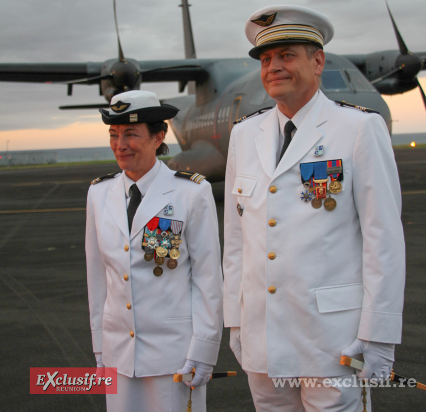 La lieutenant-colonel Karine Gauthier, commandant de la Base Aérienne 181, et le lieutenant-colonel Romain Gaston, ex-commandant de la BA 181