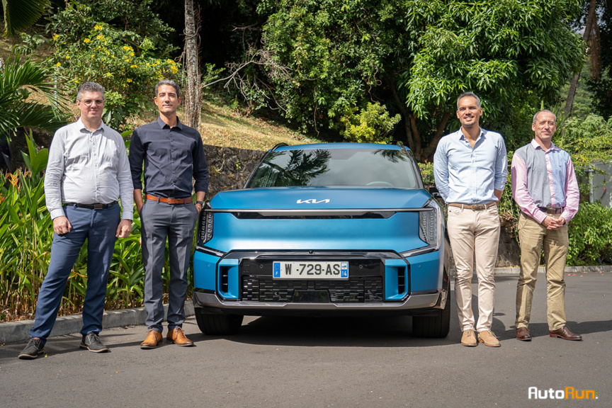 Lors de la présentation de l'EV9 à la presse, de gauche à droite Vincent Hoarau, Monsieur Electrique du Groupe Caillé, Christophe Caillé, directeur de marque, et Alan Pinson, directeur Kolors Automobiles Sainte-Clotilde