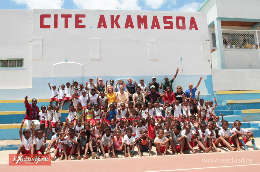 Akamasoa, le village de la compassion. Ce jour là, Madeleine, Marie,Thérèse, Annie, Louis, Christian, Serge, Franck, Maryse, Claude, Michel et Marlène ont posé avec des enfants épanouis...