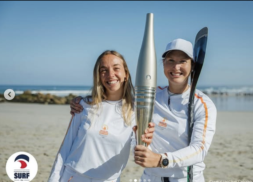 Amandine (à droite) a eu l'honneur de porter la flamme olympique des JO de Paris